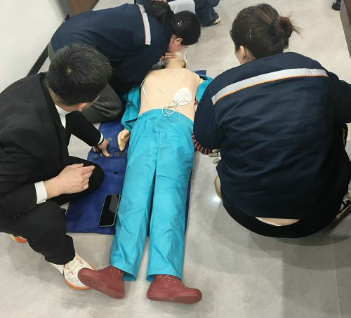 Juhe Heating Hosts Hands-On AED & CPR Training to Prioritize Employee Wellbeing